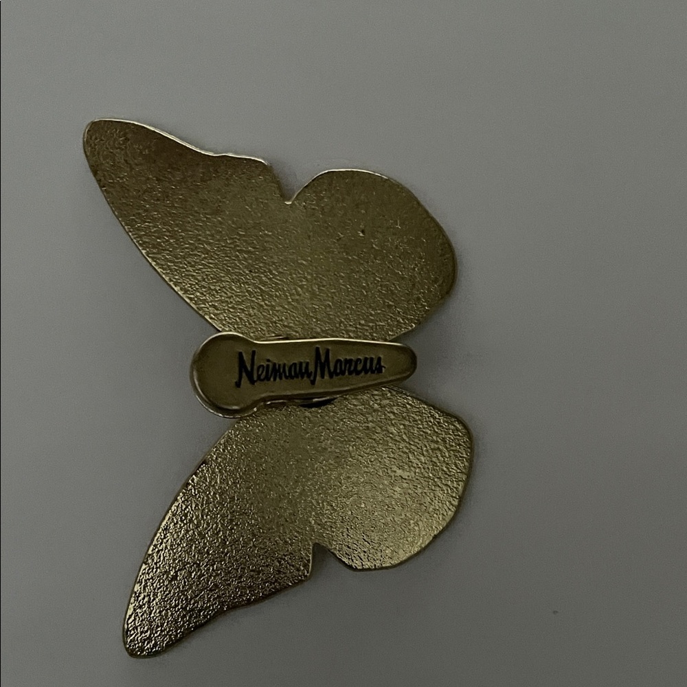 Vintage Neiman Marcus Solid Matte Gold Butterfly Brooch Scarf Clip Pin - Picture 3 of 3